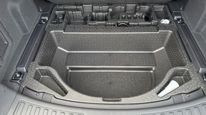 Land Rover Discovery Sport 2.0 D200 Metropolitan 5dr Auto [5 Seat] Diesel Station Wagon - Image 39